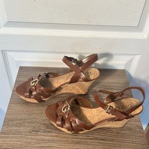 GUESS LOTIE WEDGES SANDALS IN BROWN IN SIZE 9.5 M